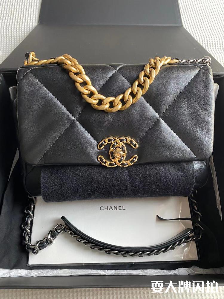Chanel香奈儿 全新闲置黑金19bag小号芯片款 Chanel香奈儿全新闲置黑金19bag小号芯片款，一直在涨的热门爆款，充满复古气息的五金柔软的质感，上身气质优雅时髦